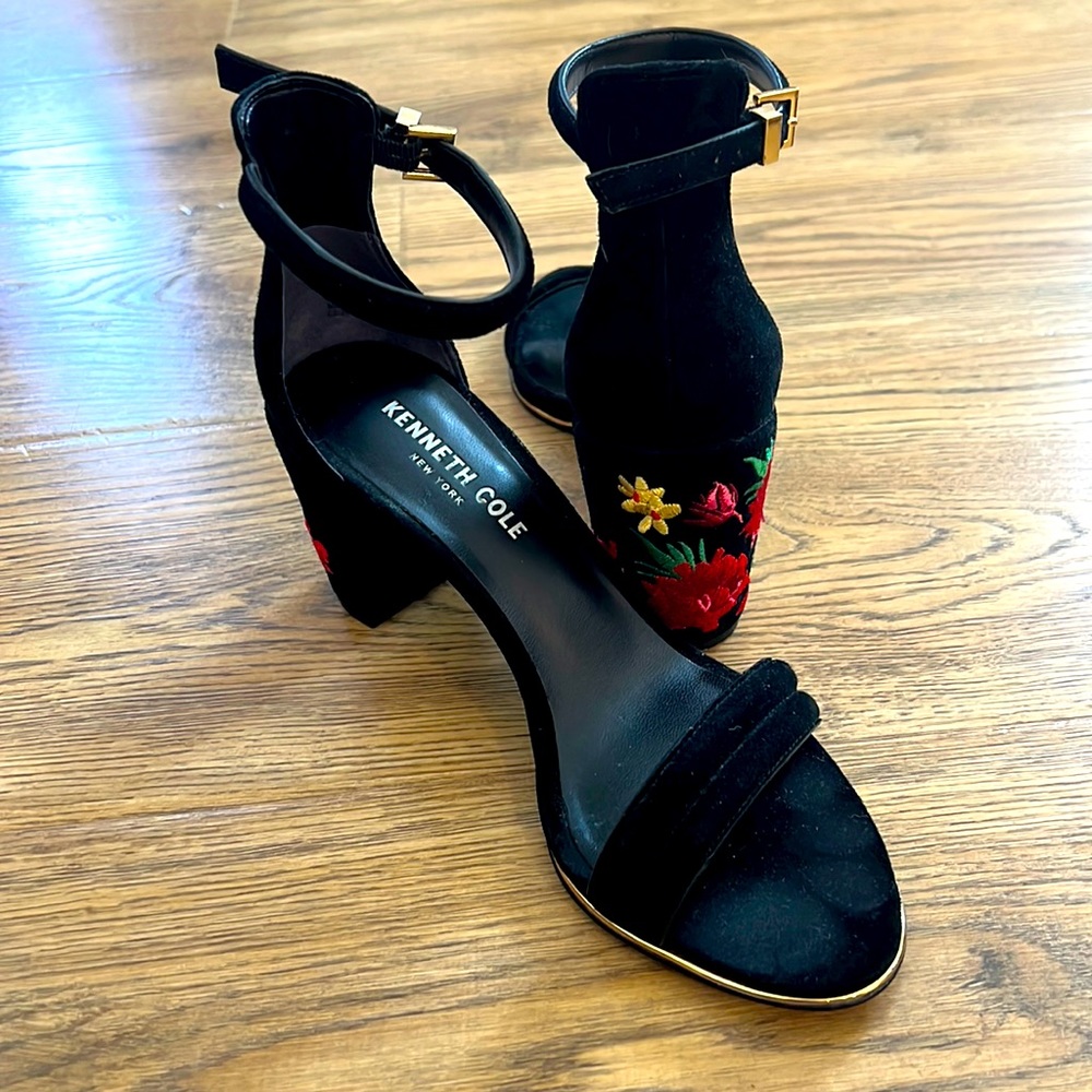 Kenneth Cole 6.5 black leather heels with embroidered heel